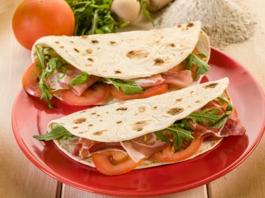 piadina ham roka ve domates, tipik İtalyan sandviç
