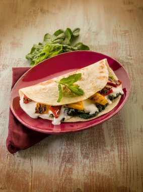 kırmızı biber ve peynirli ıspanaklı piadina ızgara