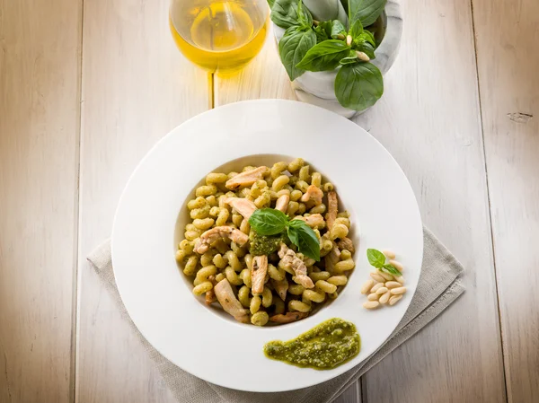 Macarrão com molho pesto e peito de frango, comida saudável — Fotografia de Stock