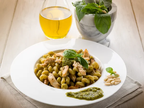 Pesto soslu makarna ve tavuk göğsü, sağlıklı yemek. — Stok fotoğraf