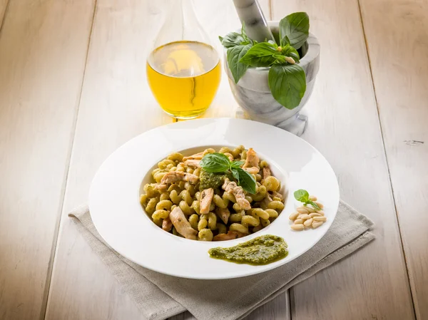 Pasta with pesto sauce and chicken breast, healthy food — Stock Photo, Image