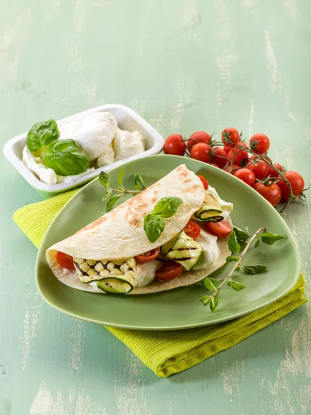 Mozzarella peyniri, grelled kabakları ve domates, typica ile piadina