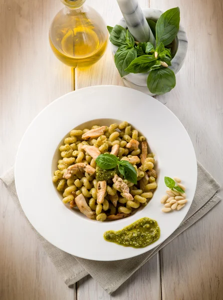 Pasta with pesto sauce and chicken breast, healthy food — Stock Photo, Image