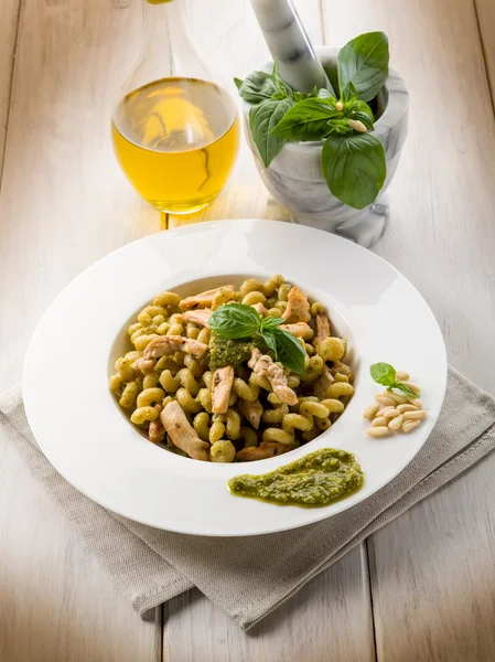 Pasta with pesto sauce and chicken breast, healthy food — Stock Photo, Image