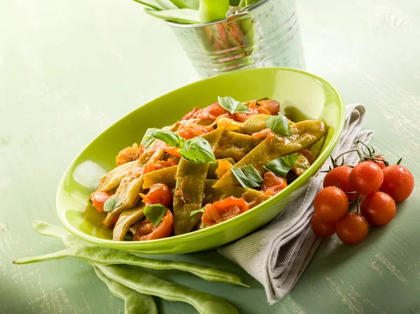 Салат с плоской зеленой фасолью и помидорами — стоковое фото