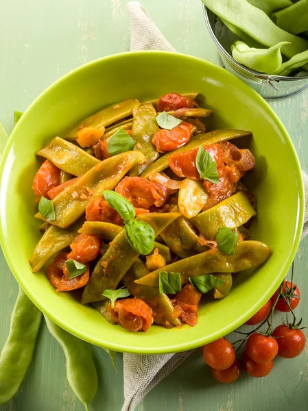 Salad with flat green beans and tomatoes — Stock Photo, Image
