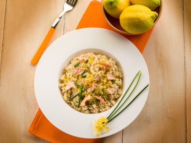 Risotto ile taze somon bıçak ve limon kabuğu, sağlıklı gıda