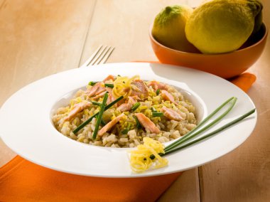 Risotto ile taze somon bıçak ve limon kabuğu, sağlıklı gıda