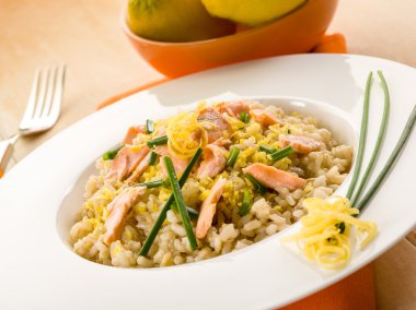 Risotto ile taze somon bıçak ve limon kabuğu, sağlıklı gıda