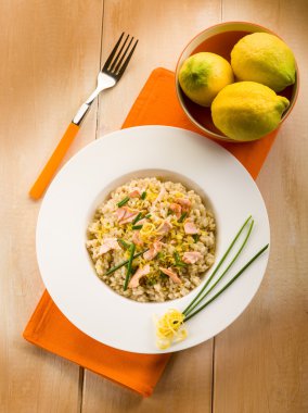 Risotto ile taze somon bıçak ve limon kabuğu, sağlıklı gıda