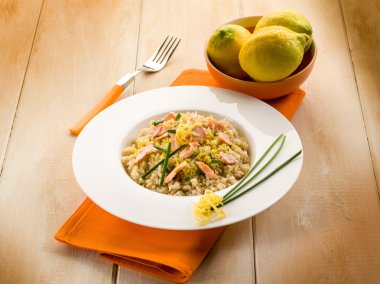 Risotto ile taze somon bıçak ve limon kabuğu, sağlıklı gıda