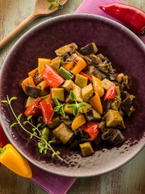 Seitan güveç, patlıcan nd biber, sebzeli yemekler