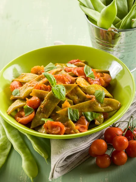 Ensalada con judías verdes planas y tomates — Foto de Stock