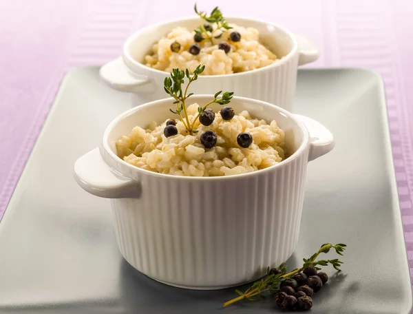 Risotto with juniper and thyme, vegetarian healthy food — Stock Photo, Image