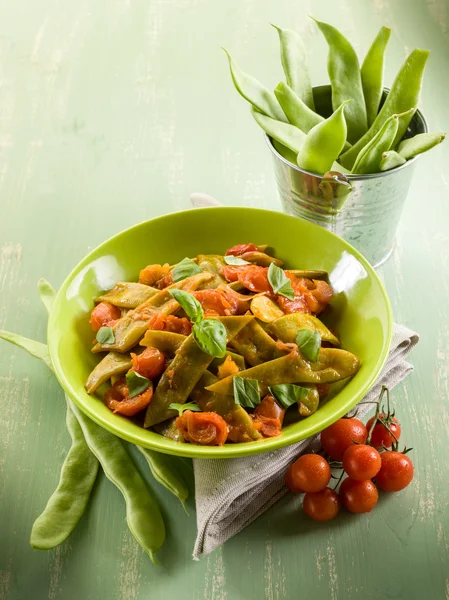 平らな緑の豆とトマトのサラダ — ストック写真