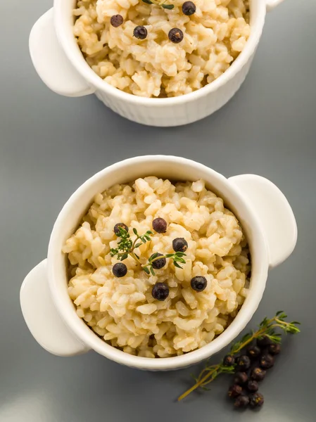 Risotto mit Wacholder und Thymian, vegetarische gesunde Kost — Stockfoto