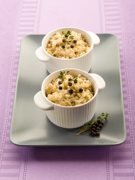 Risotto com zimbro e tomilho, comida vegetariana saudável — Fotografia de Stock