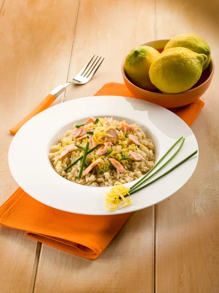 烩饭三文鱼新鲜韭菜和柠檬皮、 健康食品 — 图库照片