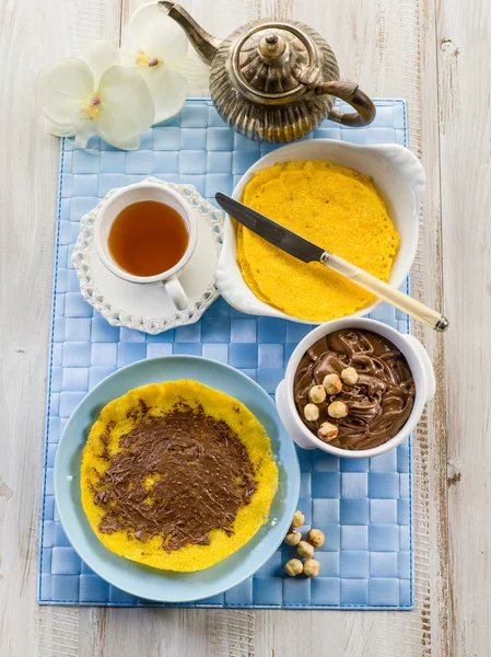 Panquecas de milho com creme de avelã, café da manhã saudável — Fotografia de Stock