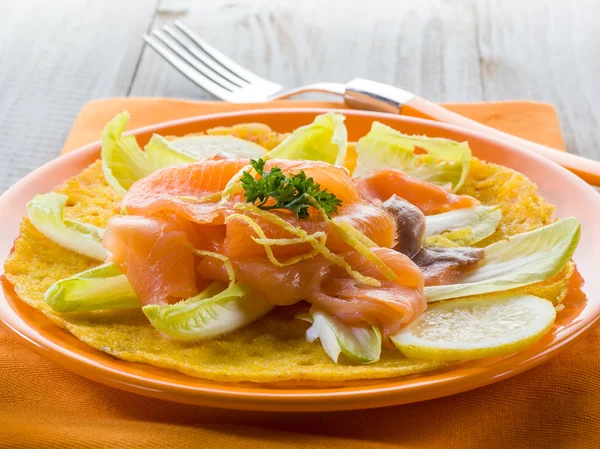 Кукурудзяний млинець з кінцевим салатом і копченим лососем — стокове фото