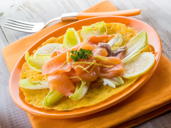 Maize pancake with endive salad and smoked salmon — Stock Photo, Image