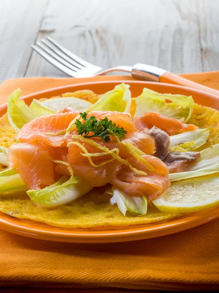 Кукурудзяний млинець з кінцевим салатом і копченим лососем — стокове фото