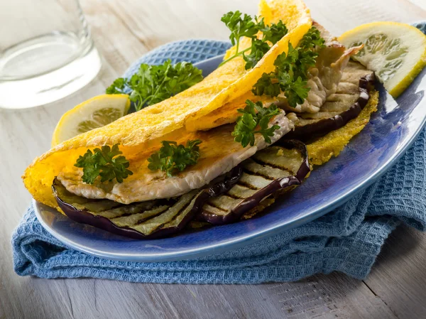 Sandwich with chicken and grilled eggplant,healthy food — Stock Photo, Image