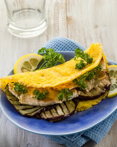 Sandwich with chicken and grilled eggplant,healthy food — Stock Photo, Image