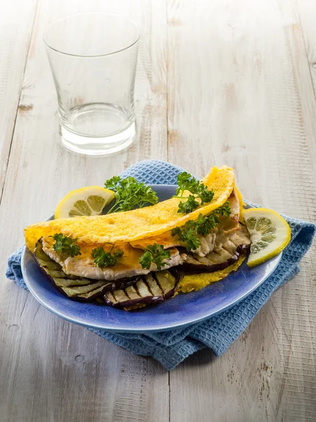 Tavuk ızgara patlıcan, sağlıklı gıda ile sandviç — Stok fotoğraf