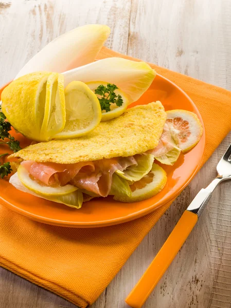Hindiba salatası ve füme somon sandviç — Stok fotoğraf