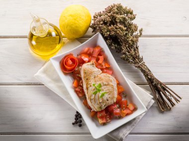 ızgara orkinos domates salatası ile