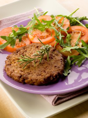 roka ve domates salatası ile soya biftek