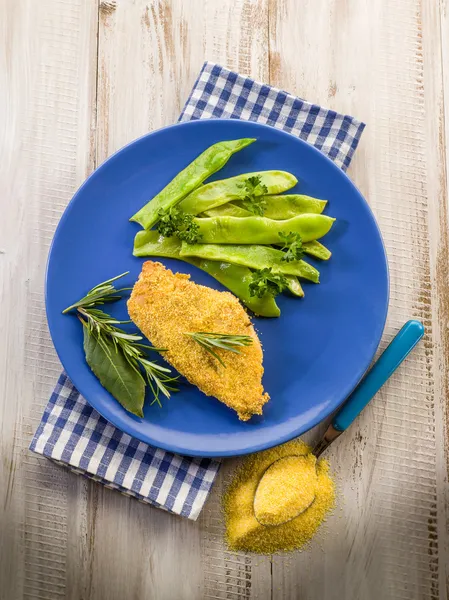 Cutlet breaded with maize flour and flat green beans — Stock Photo, Image