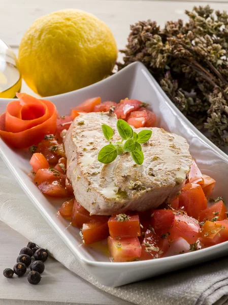 Atún a la parrilla con ensalada de tomates — Foto de Stock