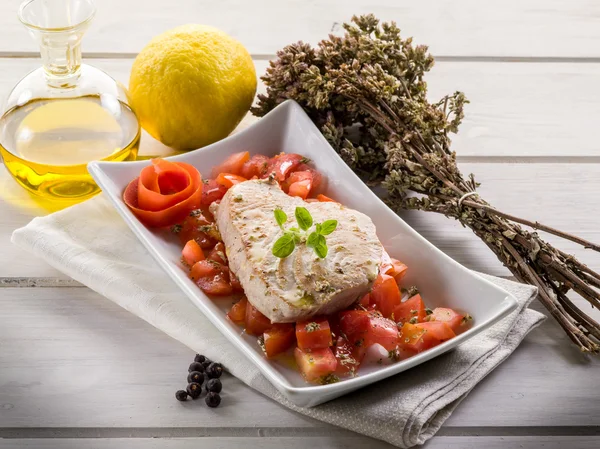 Gegrillter Thunfisch mit Tomatensalat — Stockfoto