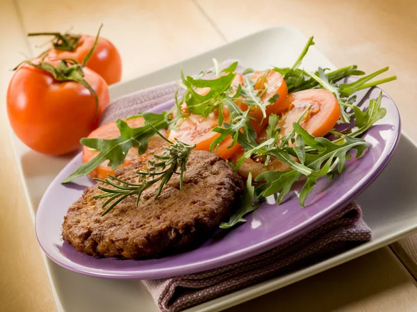 Filete de soja con rúcula y ensalada de tomates — Foto de Stock