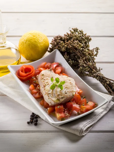 Grilled tuna with tomatoes salad — Stock Photo, Image