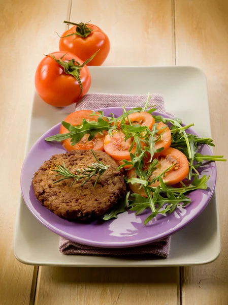 Bife de soja com salada de rúcula e tomate — Fotografia de Stock