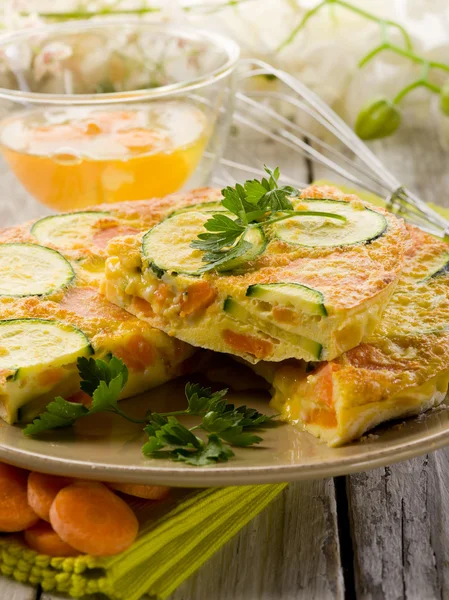 Omelette with carrot zucchinis and parsley — Stock Photo, Image