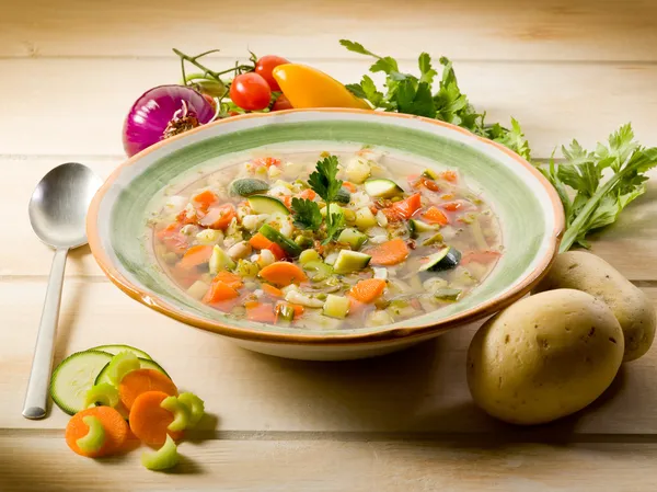 Σούπα λαχανικών με συστατικά — Φωτογραφία Αρχείου
