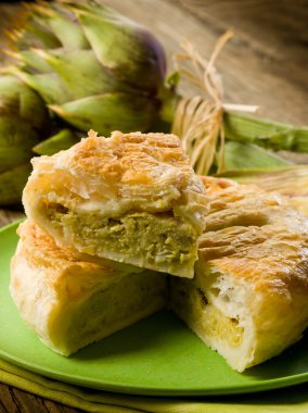 vegetarische quiche met artisjok op hout achtergrond