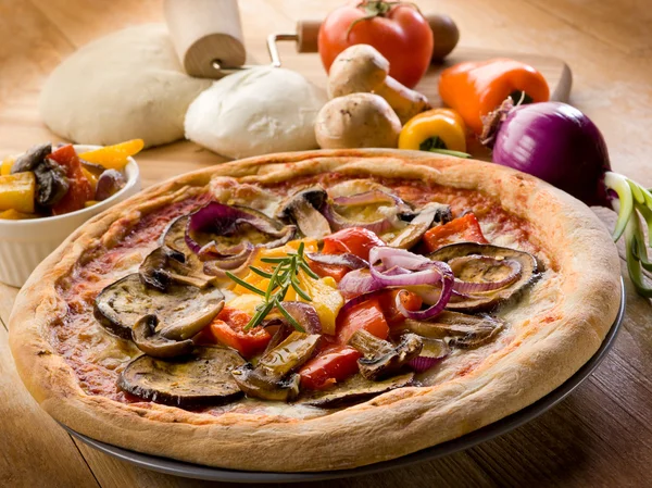 Pizza vegetariana con ingredienti — Foto Stock