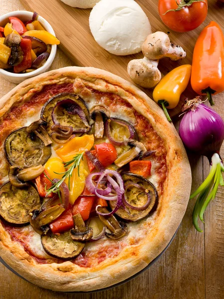 Pizza vegetariana con ingredientes — Foto de Stock
