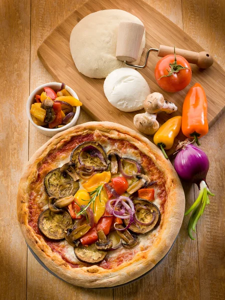 Vegetarian pizza with ingredients — Stock Photo, Image