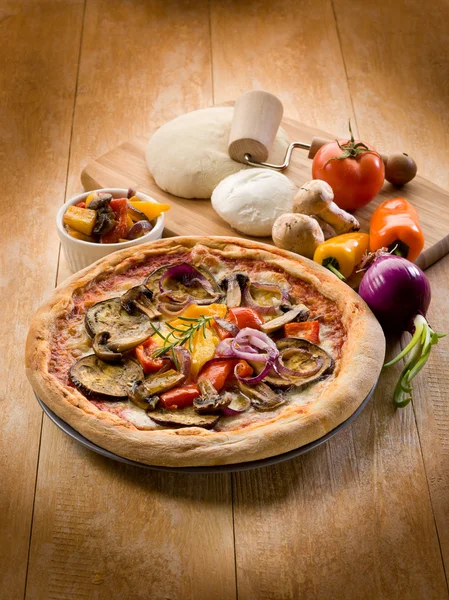 Vegetarian pizza with ingredients — Stock Photo, Image