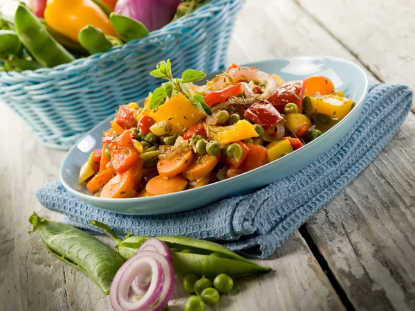 Смешанные овощи с соусом на деревянном фоне — стоковое фото