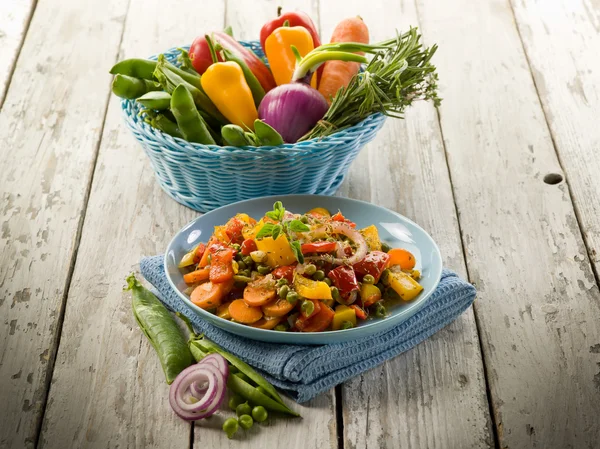 Smíšené dušenou zeleninu na jídlo přes dřevěné pozadí — Stock fotografie