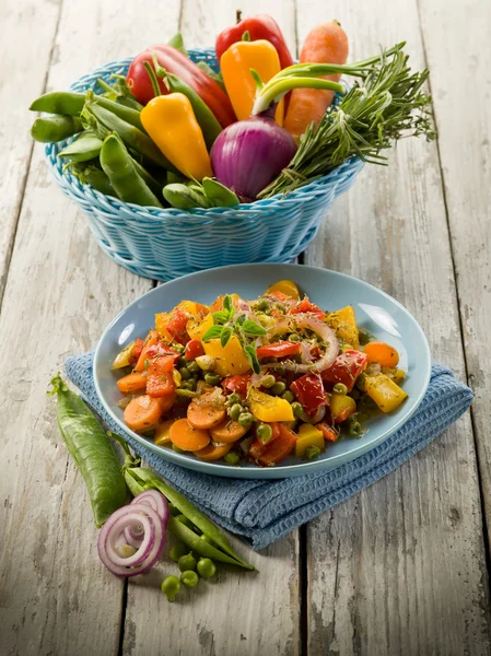 Смешанные овощи с соусом на деревянном фоне — стоковое фото