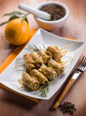 şiş karanfil ve portakal suyu, seçici odak ile yerleştirilmiştir