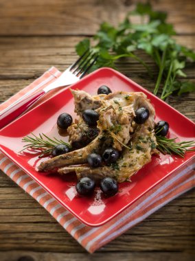 otlar ve Siyah Zeytin, seçici odak ile kavrulmuş tavşan